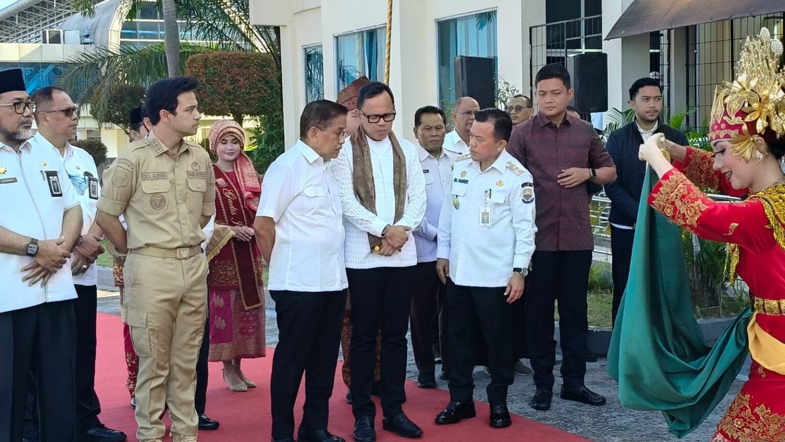 Wamendagri Bima Arya bersama Gubernur Jambi Al Haris, saat tiba di bandara Jambi