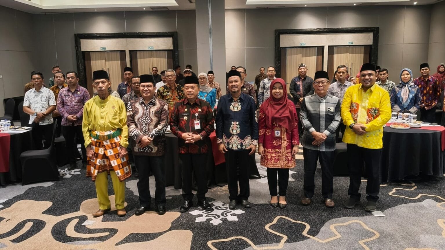 Gubernur Jambi Al Haris usai membuka rapat koordinasi revitalisasi bahasa Melayu Jambi