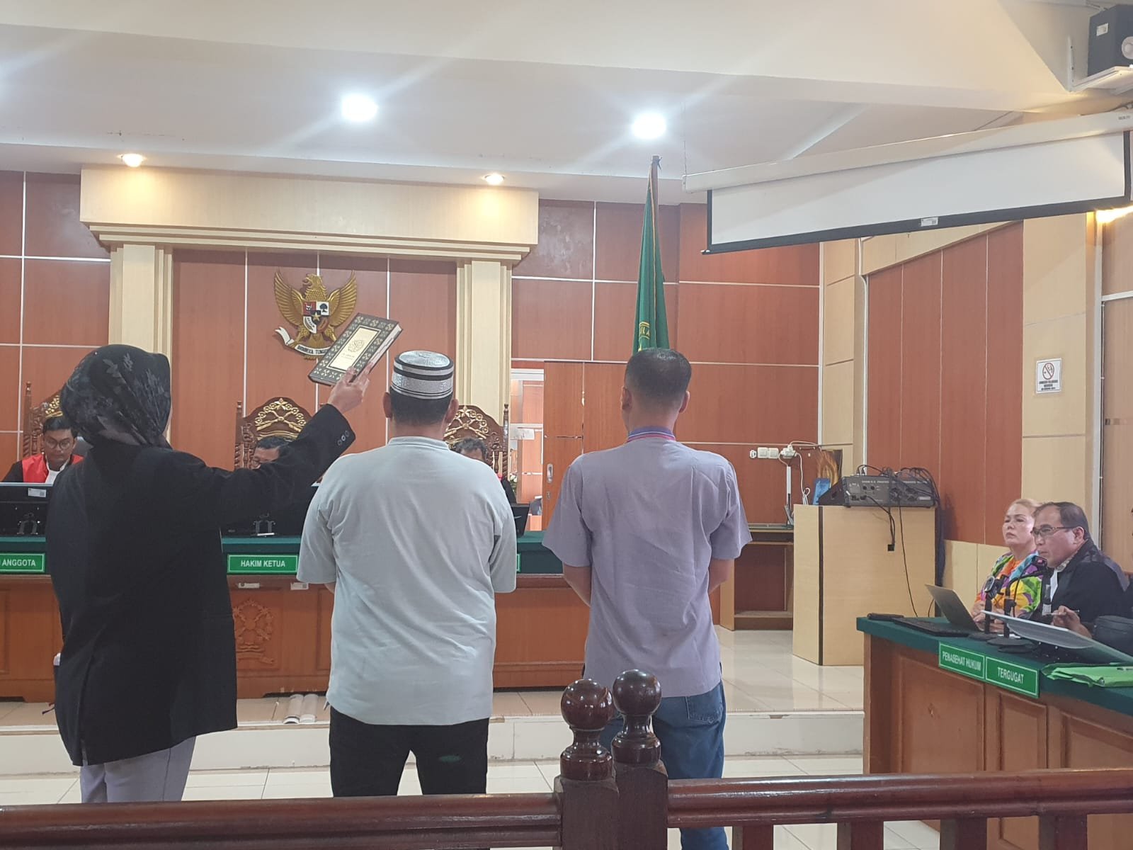 Saksi saat diambil sumpah sebelum menjalani persidangan