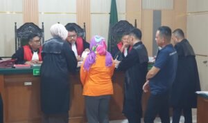 Helen saat menjalani persidangan di Pengadilan Negeri Jambi