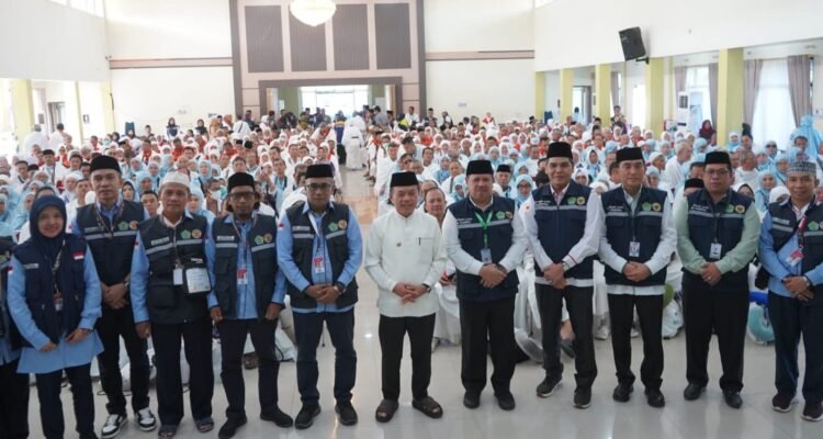 Gubernur Jambi Al Haris saat pelepasan Calon Jemaah Haji (CJH) Provinsi Jambi Tahun 1446 Hijriah/2025 Masehi