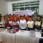 Dirresnarkoba Polda Jambi Kombes Pol Dr Ernesto Saiser memperlihatkan barang bukti uang hasil pengungkapan kasus narkoba