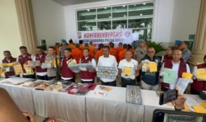 Dirresnarkoba Polda Jambi Kombes Pol Dr Ernesto Saiser memperlihatkan barang bukti uang hasil pengungkapan kasus narkoba