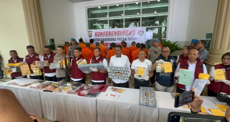 Dirresnarkoba Polda Jambi Kombes Pol Dr Ernesto Saiser memperlihatkan barang bukti uang hasil pengungkapan kasus narkoba
