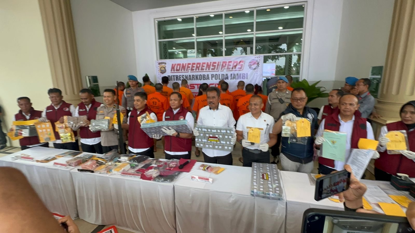 Dirresnarkoba Polda Jambi Kombes Pol Dr Ernesto Saiser memperlihatkan barang bukti uang hasil pengungkapan kasus narkoba