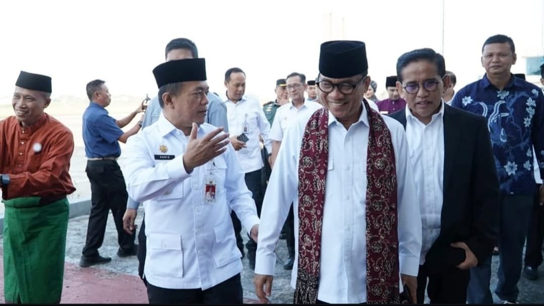 Mendes PDT Yandri Susanto bersama Gubernur Jambi Al Haris usai menghadiri rapat paripurna istimewa DPRD Kota Jambi