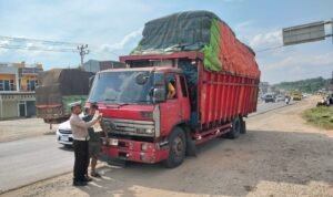 Petugas Ditlantas Polda Jambi saat memeriksa surat dan kelengkapan angkutan barang