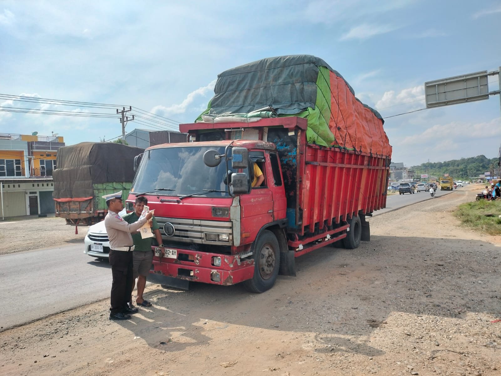 Petugas Ditlantas Polda Jambi saat memeriksa surat dan kelengkapan angkutan barang