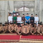 Gubernur Jambi Al Haris foto bersama pengasuh dan santri Ponpes Modern Al Fatih, Jangkat
