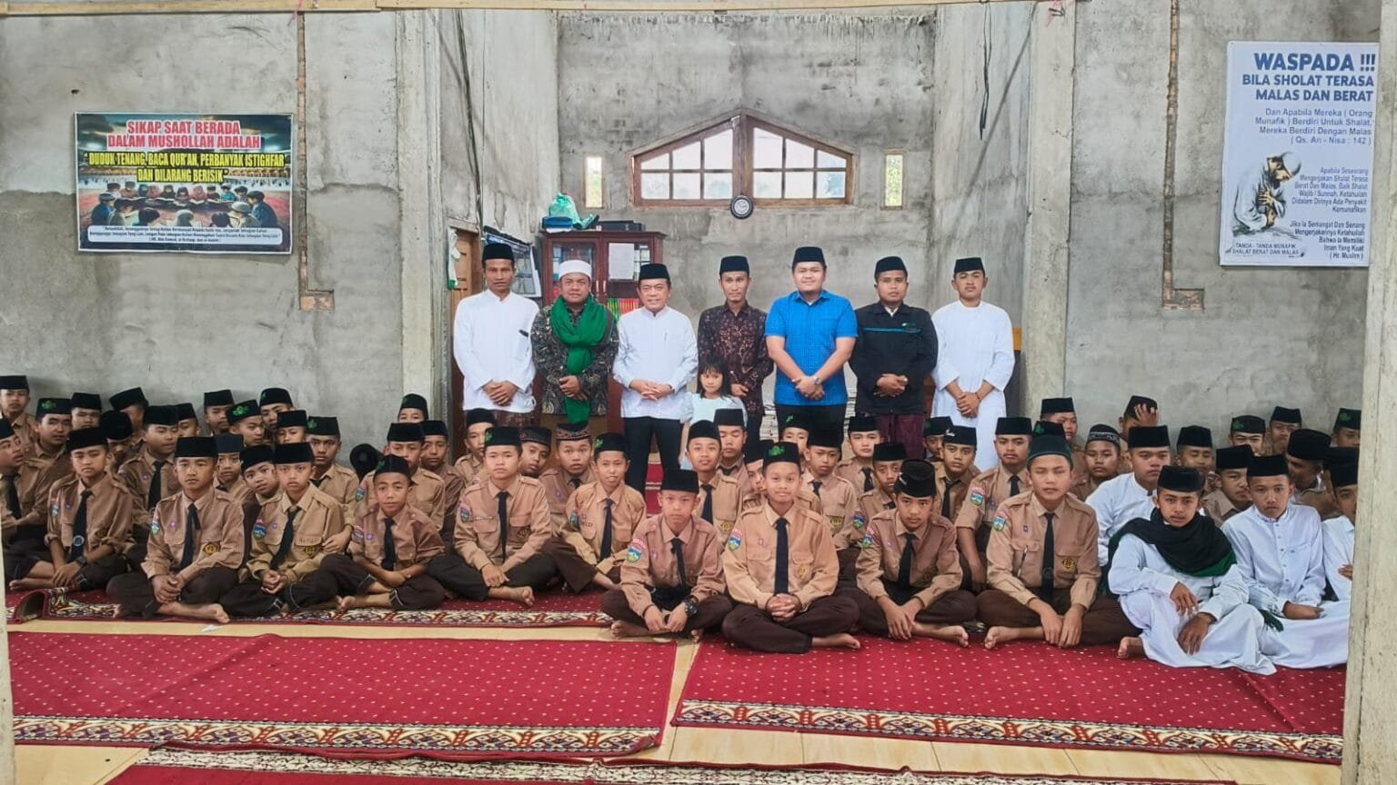 Gubernur Jambi Al Haris foto bersama pengasuh dan santri Ponpes Modern Al Fatih, Jangkat