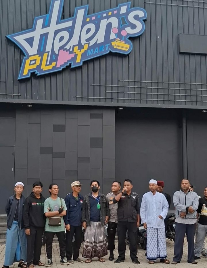 Ormas dan pemuda Seberang Kota Jambi saat menggelar akai di Helen's Play Mart