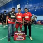 M Daffa Gaisan Al Fahlevi (tengah) bersama pelatih usai penyerahan medali