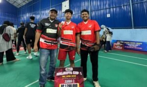 M Daffa Gaisan Al Fahlevi (tengah) bersama pelatih usai penyerahan medali