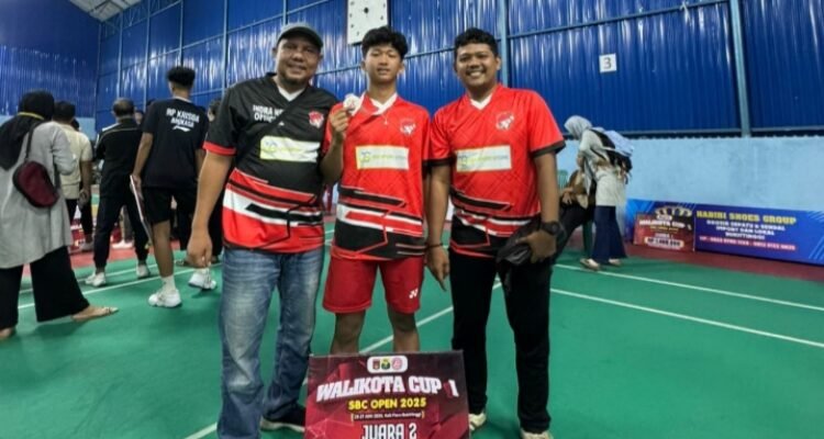 M Daffa Gaisan Al Fahlevi (tengah) bersama pelatih usai penyerahan medali