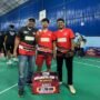 M Daffa Gaisan Al Fahlevi (tengah) bersama pelatih usai penyerahan medali
