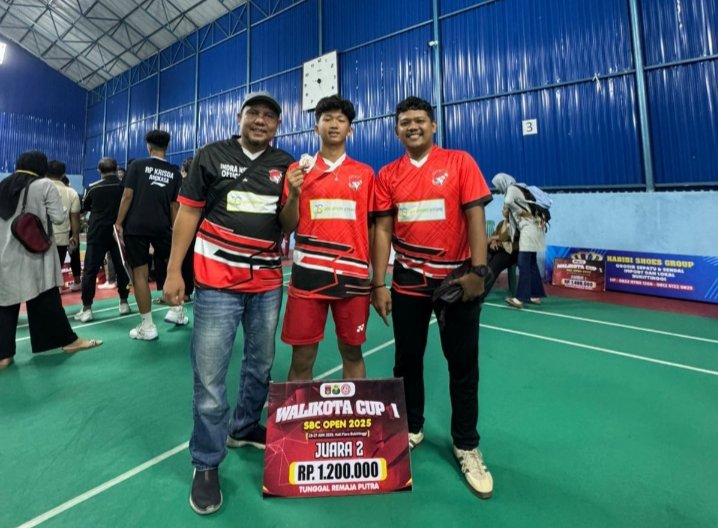 M Daffa Gaisan Al Fahlevi (tengah) bersama pelatih usai penyerahan medali