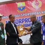 Ketua Umum KONI Provinsi Jambi terpilih Mat Sanusi menerima berita acara Musorprovlub dari pimpinan sidang pleno