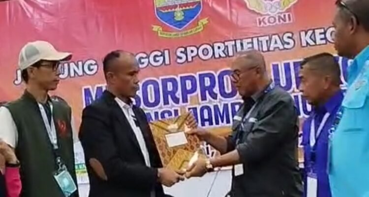 Ketua Umum KONI Provinsi Jambi terpilih Mat Sanusi menerima berita acara Musorprovlub dari pimpinan sidang pleno