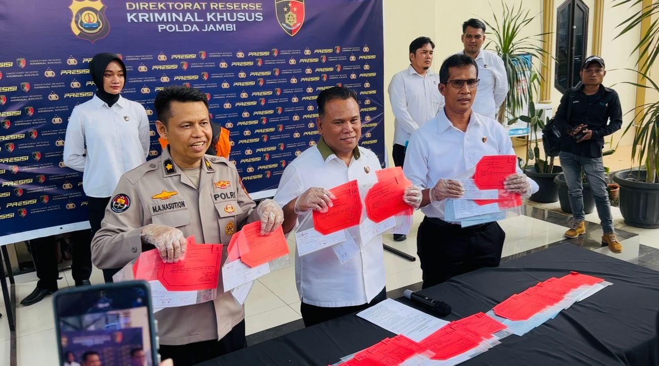 Wadir Reskrimsus Polda Jambi AKBP Taufik Nurmandia memperlihatkan barang bukti slip penarikan di Bank Jambi