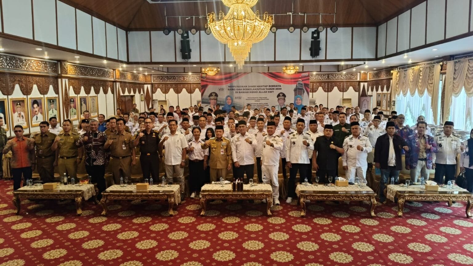 Gubernur Jambi Al Haris saat menghadiri pelantikan pengurus APDESI Provinsi Jambi