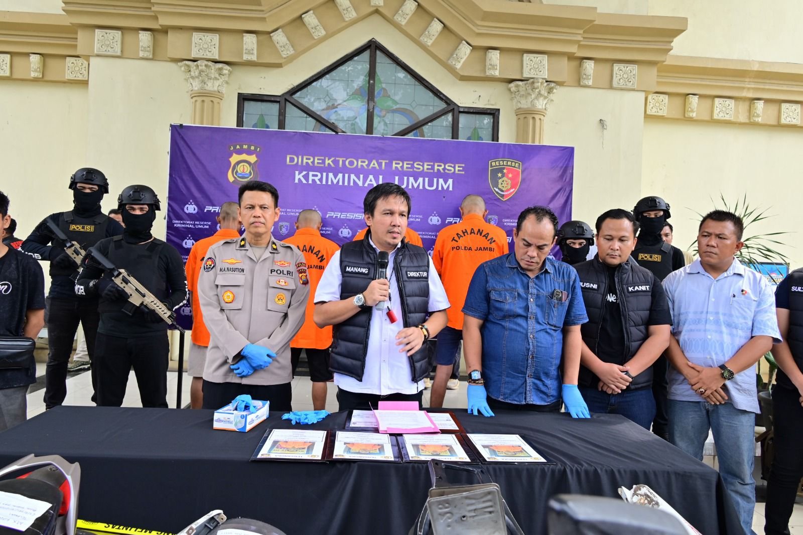 Dirreskrimum Polda Jambi Kombes Manang Soebeti memperlihatkan barang bukti penggelapan sepeda motor