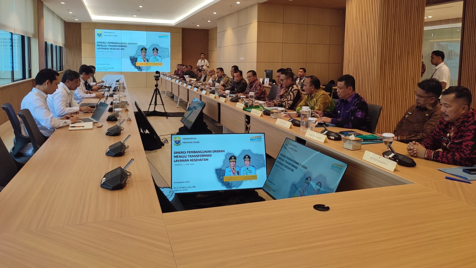 Gubernur Jambi, Al Haris bersama Bupati dan Wali Kota se-Provinsi Jambi saat audiensi dengan Menteri Kesehatan Budi Gunadi Sadikin
