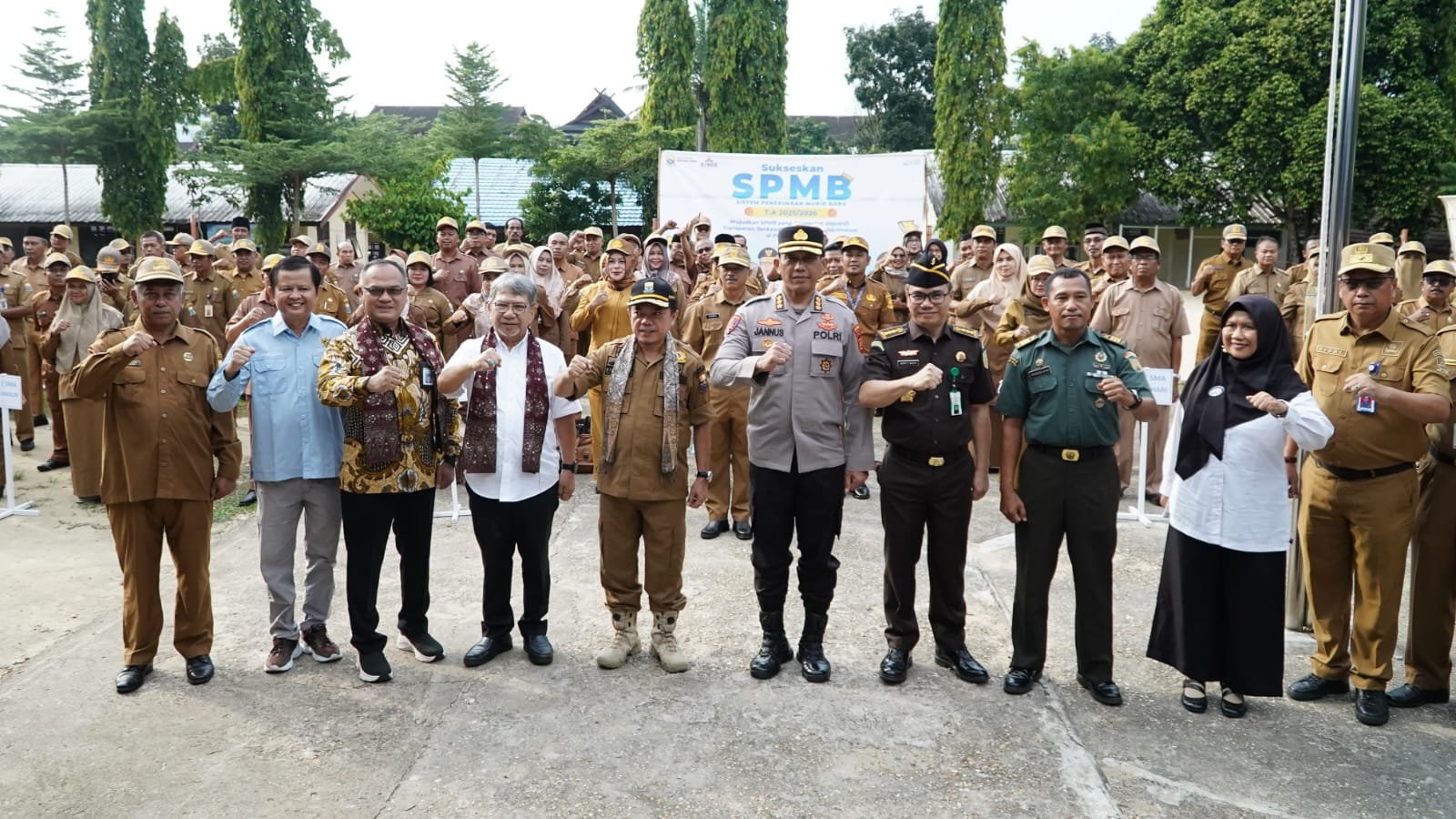 Gubernur Jambi, Al Haris foto bersama Forkopimda usai menandatangani komitmen bersama pelaksanaan SPMB berintegritas