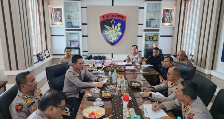 Kapolda Jambi Irjen Pol Krisno H Siregar saat mengunjungi Ditpolairud Polda Jambi