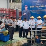 Direktur Tekforma Ditjen PAS Maulidi Hilal saat melalukan panen raya ikan lele di Lapas Kelas IIA Jambi