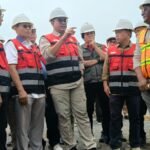 Gubernur Jambi Al Haris saat mendampingi Wamenhut RI Sulaiman Umar Siddiq meninjau water intake dan sarpras pengendalian kebakaran hutan PT WKS