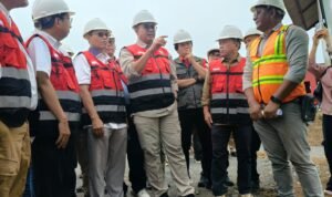 Gubernur Jambi Al Haris saat mendampingi Wamenhut RI Sulaiman Umar Siddiq meninjau water intake dan sarpras pengendalian kebakaran hutan PT WKS