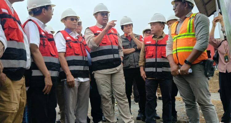 Gubernur Jambi Al Haris saat mendampingi Wamenhut RI Sulaiman Umar Siddiq meninjau water intake dan sarpras pengendalian kebakaran hutan PT WKS
