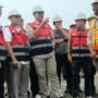 Gubernur Jambi Al Haris saat mendampingi Wamenhut RI Sulaiman Umar Siddiq meninjau water intake dan sarpras pengendalian kebakaran hutan PT WKS