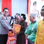 Kapolda Jambi Irjen Pol Krisno H Siregar, menyerahkan bingkisan kepada warga