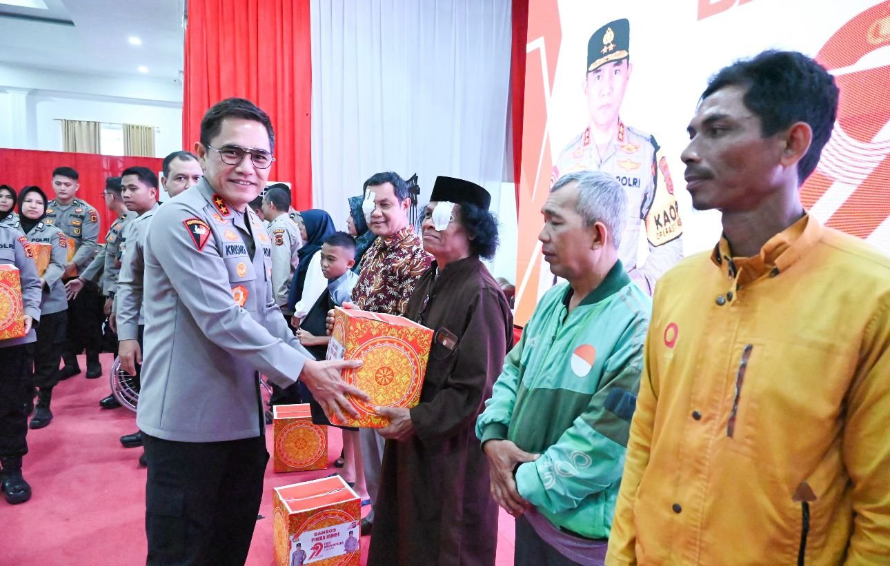 Kapolda Jambi Irjen Pol Krisno H Siregar, menyerahkan bingkisan kepada warga