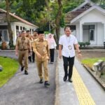 Gubernur Jambi Al Haris saat mengunjungi Sentra Alyatama yang disiapkan sebagai lokasi sekolah rakyat