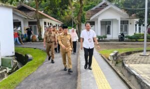 Gubernur Jambi Al Haris saat mengunjungi Sentra Alyatama yang disiapkan sebagai lokasi sekolah rakyat