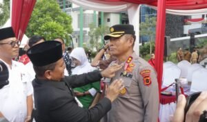 Kasubditbintibsos Ditbinmas Polda Jambi AKBP Dadang Djoko Karyanto saat menerima penyematan medali relawan kemanusiaan dari PMI