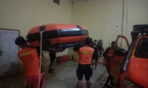 Tim Rescue Pos SAR Bungo mempersiapkan peralatan pencarian korban tenggelam