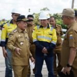 Gubernur Jambi, Al Haris saat meninjau pengerjaan jalan khusus batubara di Kabupaten Batang Hari mulai dari Desa Tenam hingga Desa Jelutih