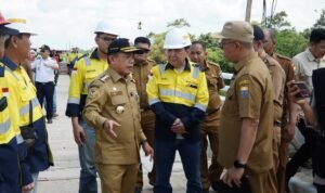 Gubernur Jambi, Al Haris saat meninjau pengerjaan jalan khusus batubara di Kabupaten Batang Hari mulai dari Desa Tenam hingga Desa Jelutih