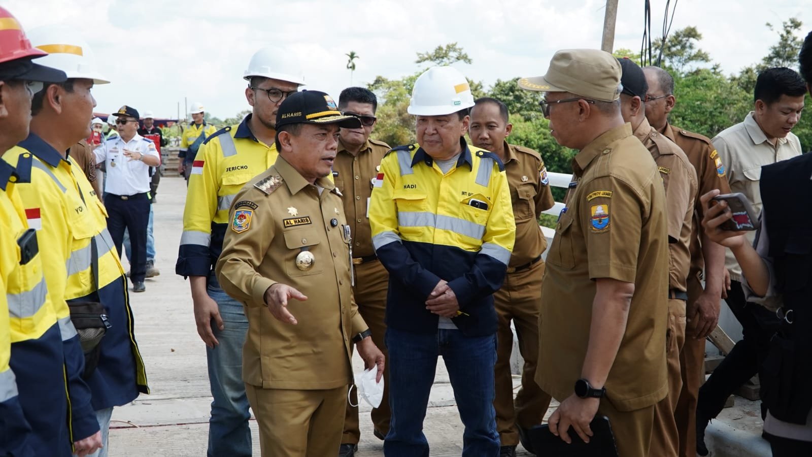 Gubernur Jambi, Al Haris saat meninjau pengerjaan jalan khusus batubara di Kabupaten Batang Hari mulai dari Desa Tenam hingga Desa Jelutih