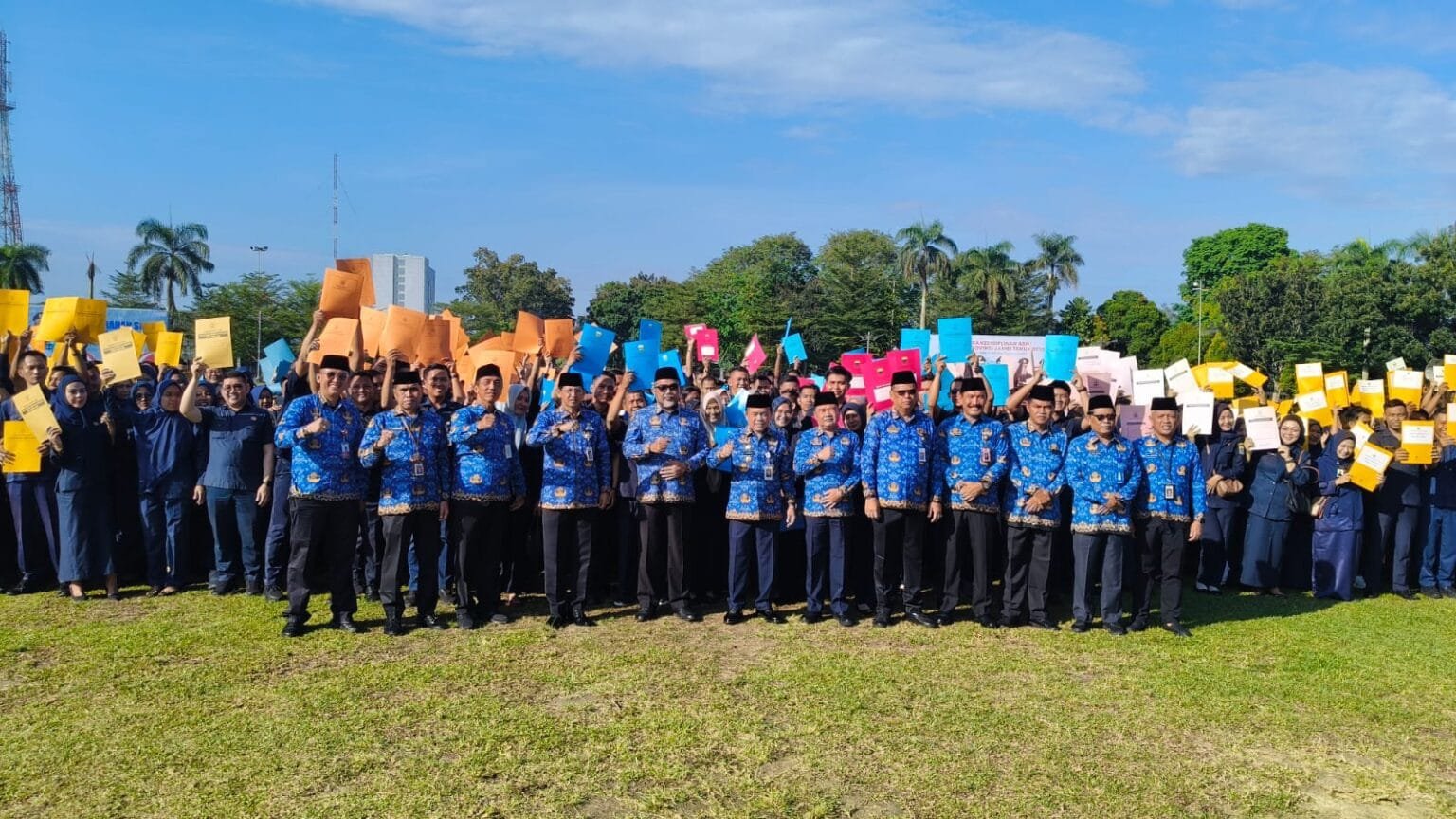 Gubernur Jambi Al Haris foto bersama tenaga Non ASN usai penyerahan SK