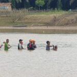 Tim SAR gabungan saat mengevakuasi jenazah korban tenggelam di Sungai Batanghari
