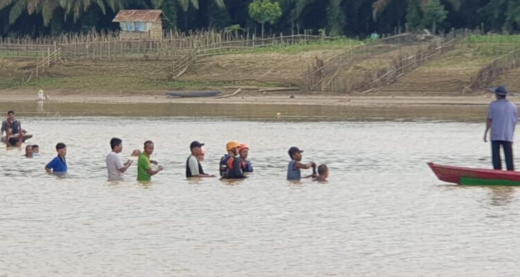 Tim SAR gabungan saat mengevakuasi jenazah korban tenggelam di Sungai Batanghari