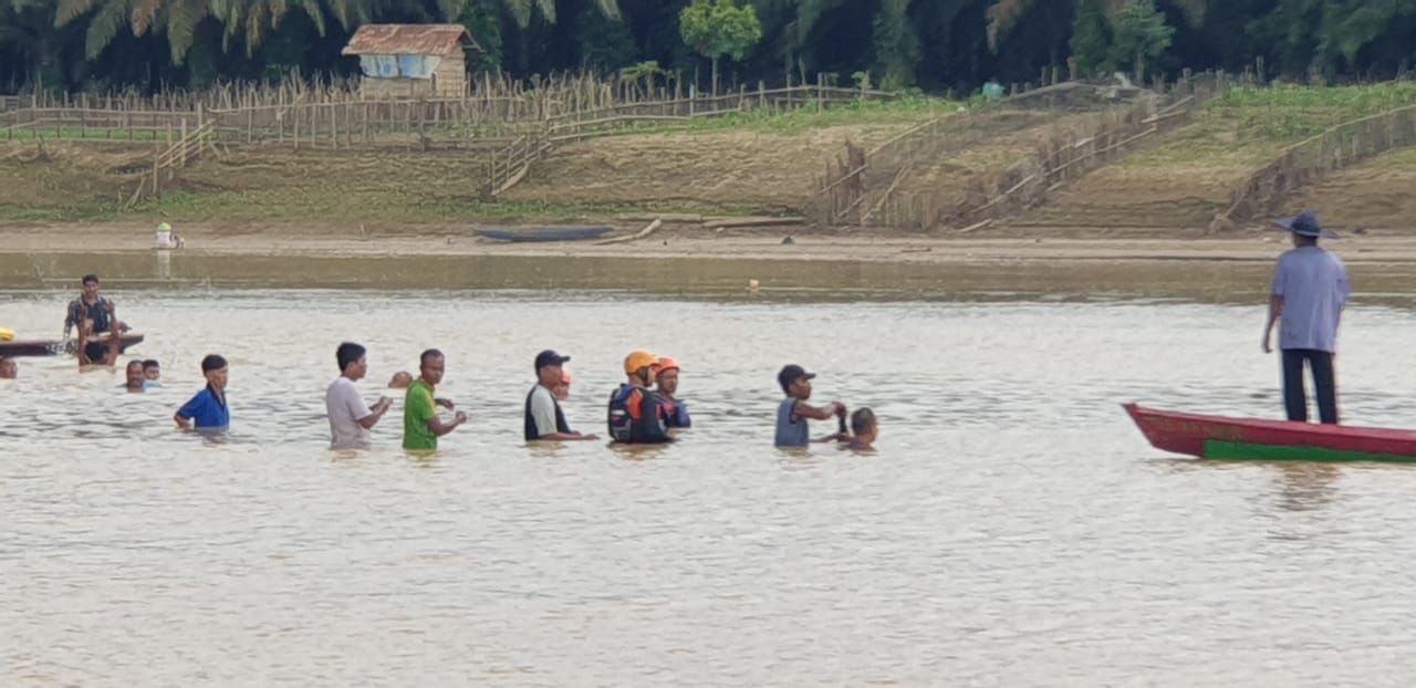 Tim SAR gabungan saat mengevakuasi jenazah korban tenggelam di Sungai Batanghari