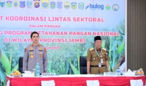 Kapolda Jambi Irjen Pol. Krisno H. Siregar bersama Wakil Gubernur Jambi Abdullah Sani saat memimpin rakor.ketahanan pangan lintas sektoral