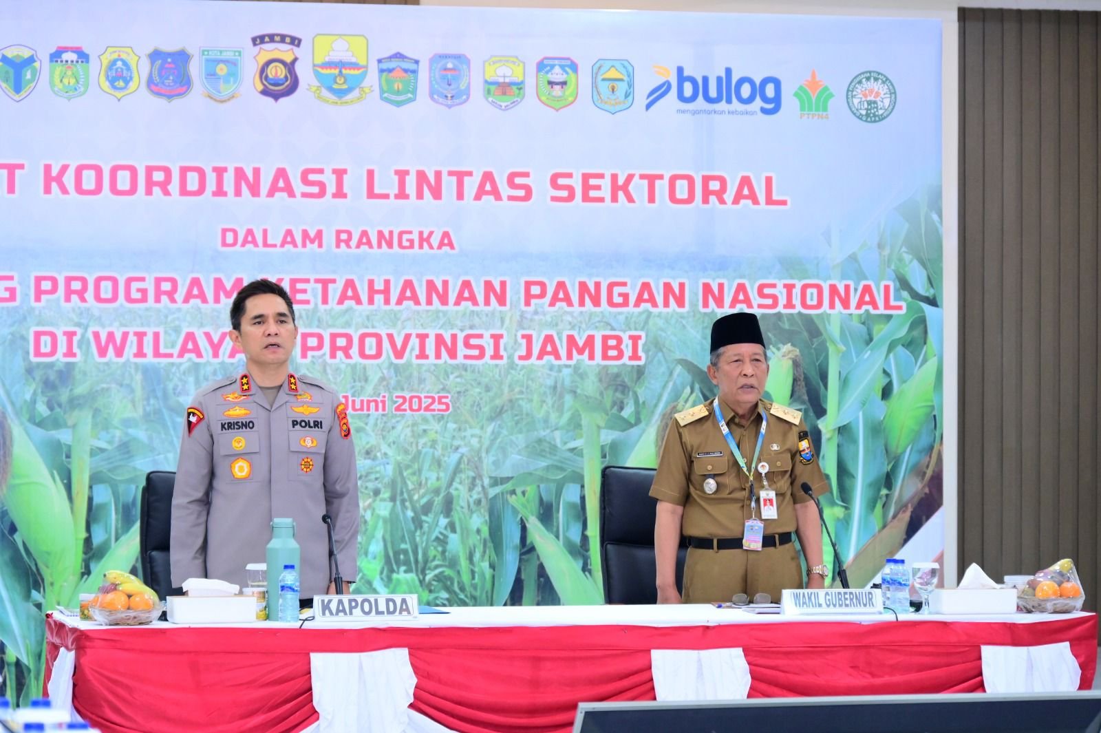 Kapolda Jambi Irjen Pol. Krisno H. Siregar bersama Wakil Gubernur Jambi Abdullah Sani saat memimpin rakor.ketahanan pangan lintas sektoral