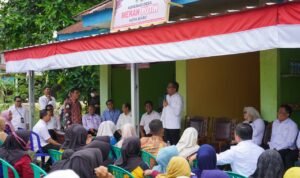 Gubernur Jambi, Al Haris saat mendampingi Wakil KSP, Muhammad Qodari meninjau kesiapan sekolah rakyat dan pembentukan Koperasi Desa/Kelurahan Merah Putih di Tanjung Jabung Timur
