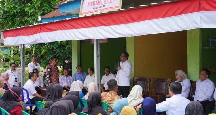 Gubernur Jambi, Al Haris saat mendampingi Wakil KSP, Muhammad Qodari meninjau kesiapan sekolah rakyat dan pembentukan Koperasi Desa/Kelurahan Merah Putih di Tanjung Jabung Timur